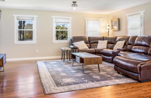 Oxford House | Spacious Oxford Home with Pool - 4 Mi to Lake!