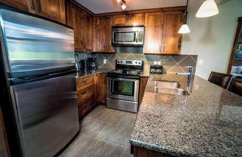 Cougar Creek Condo | Spacious Penthouse Suite-King Beds-Pool & Hot Tub Open