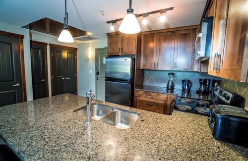 Cougar Creek Condo | Spacious Penthouse Suite-King Beds-Pool & Hot Tub Open