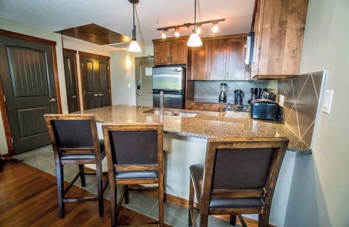 Cougar Creek Condo | Spacious Penthouse Suite-King Beds-Pool & Hot Tub Open