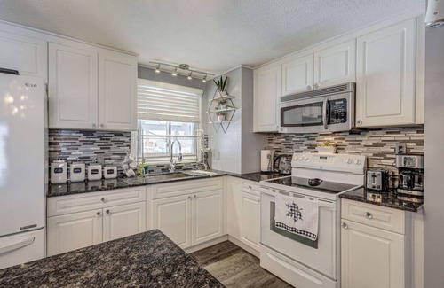 Saint Thomas House | Spacious Pool House – 5 Minutes to Elgin Centre