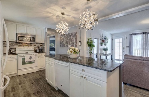 Saint Thomas House | Spacious Pool House – 5 Minutes to Elgin Centre