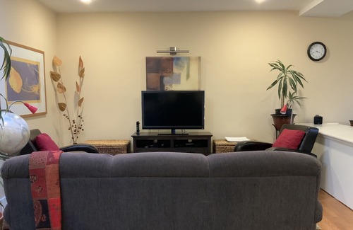 Saanich East Cottage | Spacious Private Guest Cottage