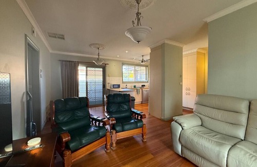 Bentleigh Apartment | Spacious Private Room | 1min to Train | Uni Close