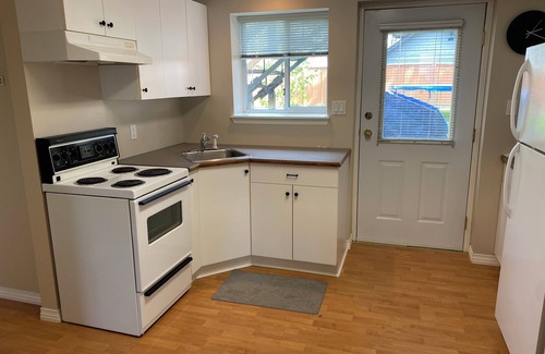 Delta House | Spacious, Quiet and Clean 1 Bedroom Basement Suite