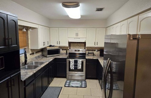 McAllen House | Spacious Retreat with Large Pool-ideal getaway