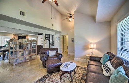El Lago House | Spacious Seabrook Home with Patio 1 Mi to Beach!