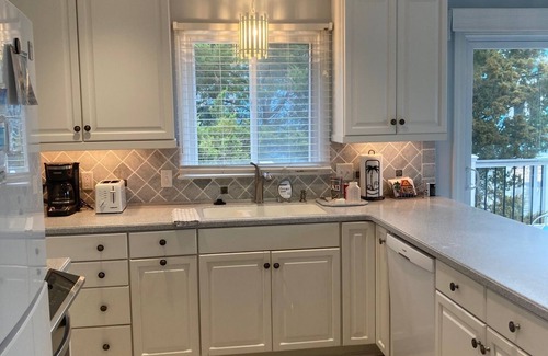 Shell Island House | Spacious single level - Side by side Duplex Elevator - Quiet North End