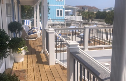 Shell Island House | Spacious single level - Side by side Duplex Elevator - Quiet North End