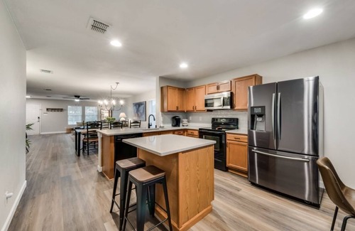 Denton House | Spacious single story 3 bedroom 2 king bed with Large Back Yard!