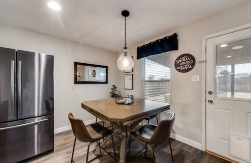 Denton House | Spacious single story 3 bedroom 2 king bed with Large Back Yard!