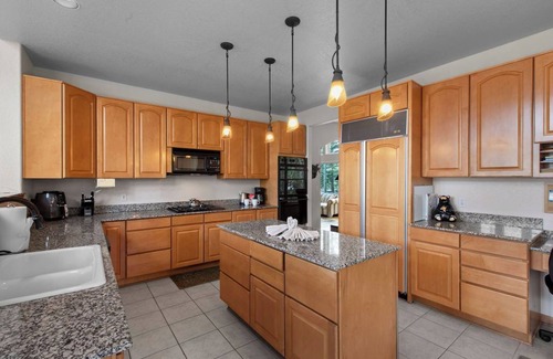 Three Peaks House | Spacious Ski Lodge - Sleeps 14 - Great Access - Mountain Views - Hot Tub