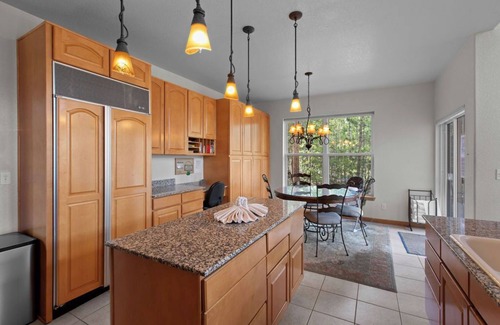 Three Peaks House | Spacious Ski Lodge - Sleeps 14 - Great Access - Mountain Views - Hot Tub