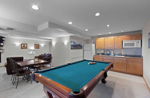 Three Peaks House | Spacious Ski Lodge - Sleeps 14 - Great Access - Mountain Views - Hot Tub
