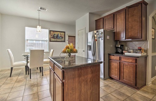 Fairbanks House | Spacious Stay at a Houston Getaway w/Fireplace!