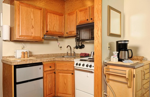 Lakeside Village Apartment | Spacious Studio on Keystone Lake with Full Kitchen