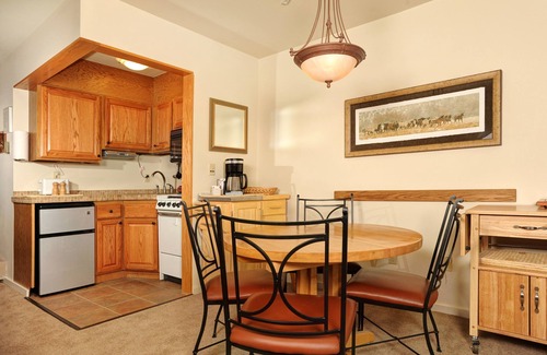 Lakeside Village Apartment | Spacious Studio on Keystone Lake with Full Kitchen