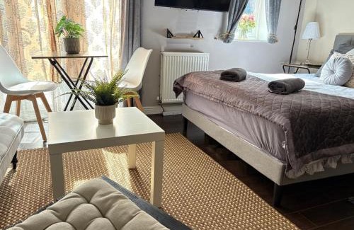 West Molesey Apartment | Spacious Studio with Free Parking West Molesey KT8