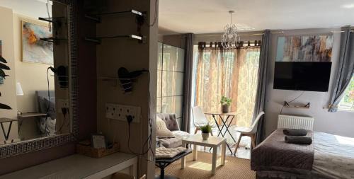 West Molesey Apartment | Spacious Studio with Free Parking West Molesey KT8