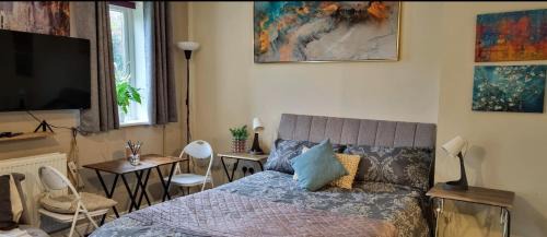 West Molesey Apartment | Spacious Studio with Free Parking West Molesey KT8