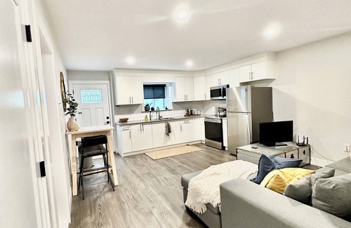 Uptown House | Spacious suite, conveniently located in New Westminster!