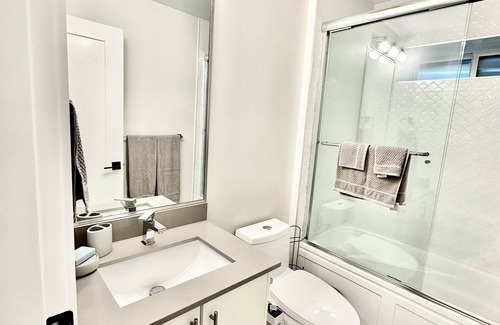 Uptown House | Spacious suite, conveniently located in New Westminster!