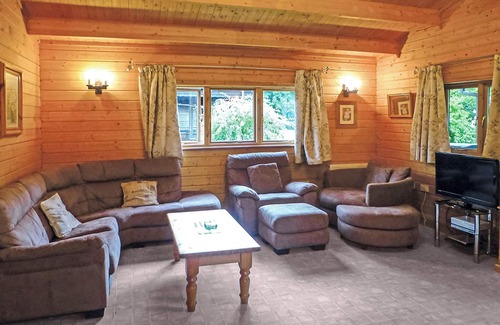 Cullompton Ski Chalet | Spacious timber lodge with one double and one single in one room.