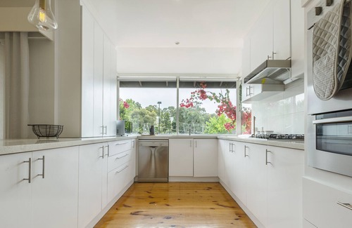 Templestowe House | Spacious Tranquility - 4 Bdrm - Pool, Tennis, Netflix.