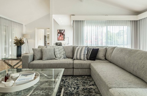 Templestowe House | Spacious Tranquility - 4 Bdrm - Pool, Tennis, Netflix.