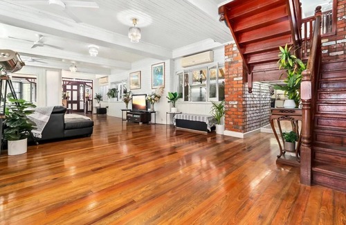 Westcourt House | Spacious tropical Oasis in heart of city perfect for multigenerational holidays