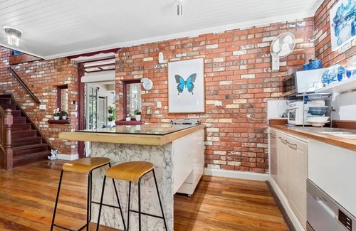 Westcourt House | Spacious tropical Oasis in heart of city perfect for multigenerational holidays