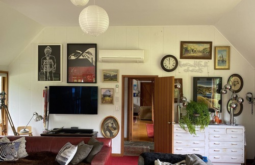 Arrowtown House | Spacious, unique, architecturally designed 1960s home located amongst Millbrook
