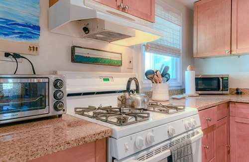 Ocean Grove Apartment | Spacious UPPER LEVEL 4-bed apt w/WiFi, AC, 1 block from beach in Ocean Grove
