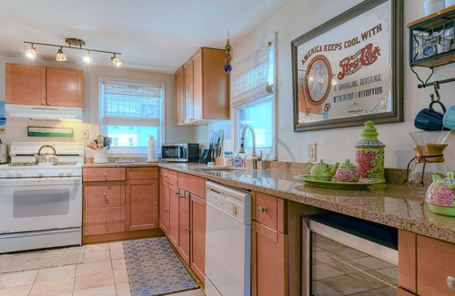 Ocean Grove Apartment | Spacious UPPER LEVEL 4-bed apt w/WiFi, AC, 1 block from beach in Ocean Grove