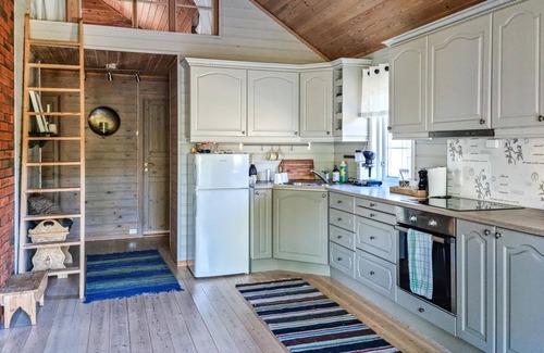 Aseral House | Spacious vacation home on an open and sunny plot with its own shore and jetty.