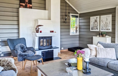 Aseral House | Spacious vacation home on an open and sunny plot with its own shore and jetty.