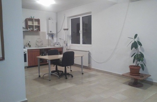 Crevedia Villa | Spacious Villa by the lake 20km to airport and downtown Bucharest