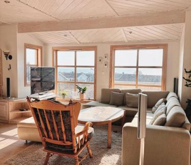 Horten Villa | Spacious villa near coast path, beach and city center