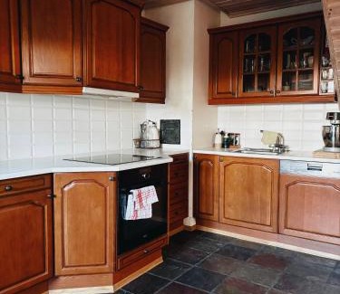 Horten Villa | Spacious villa near coast path, beach and city center