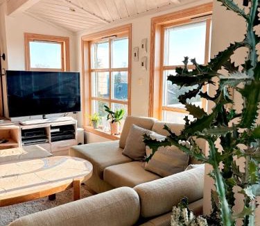 Horten Villa | Spacious villa near coast path, beach and city center