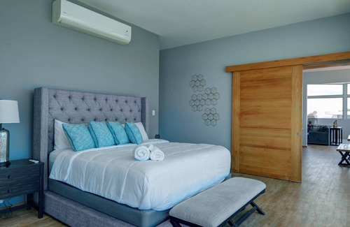 Cabezas House | Spacious Villa, Pool, Gorgeous Views, WIFI, Great for Groups & Families, close to Seven Seas Beach