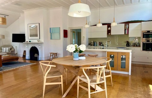 Devonport House | Spacious Villa with Outdoor Entertainment