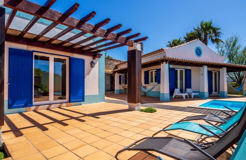 Sao Joao das Lampas Villa | Spacious Villa with Private Pool in Country Sintra