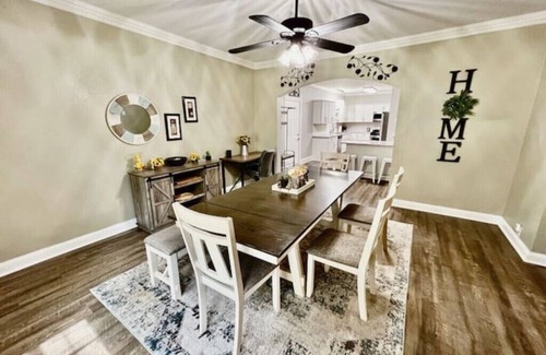Waco House | Spacious Waco Bear Den-5 BR/4BA + Mother-in-law Suite Attached Garage Hottubn