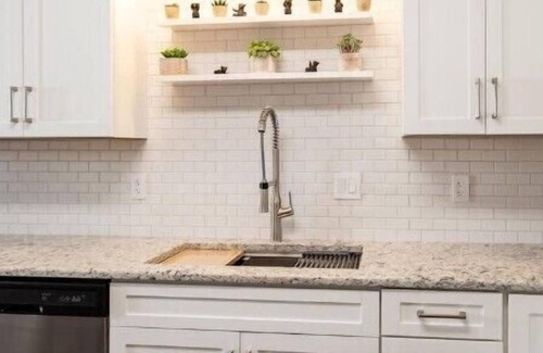 Waco House | Spacious Waco Bear Den-5 BR/4BA + Mother-in-law Suite Attached Garage Hottubn