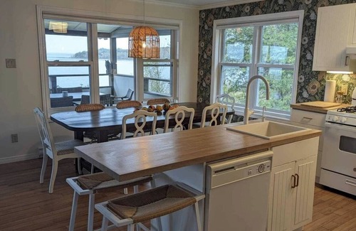 L'Isle-aux-Allumettes House | Spacious waterfront retreat with all the comforts of home.