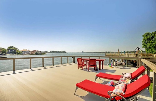 April Sound House | Spacious Waterfront Deck/Kayaks/Workspace/King Bed 680 Thread Count/Prompt Comms