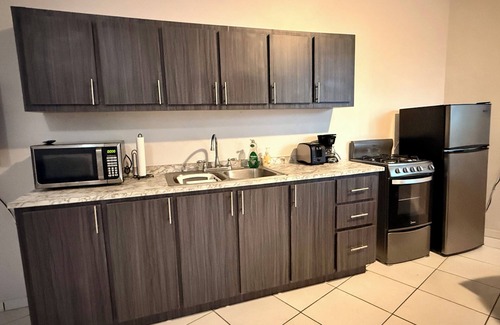 Eleanor Roosevelt Apartment | Spacious with 2 BR - 15 Mins to Beach, Airport, Dining, Stadium & Colliseum