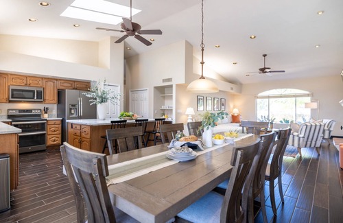 Paradise Valley Village Cottage | Spanish Wells by Avantstay Putting Green + Pool!