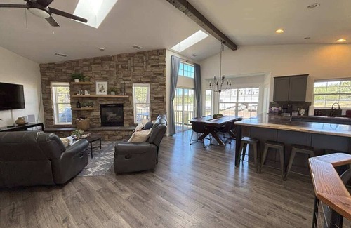 Mountainaire House | Sparrow Nest Hideaway 5BR Home with Hot Tub